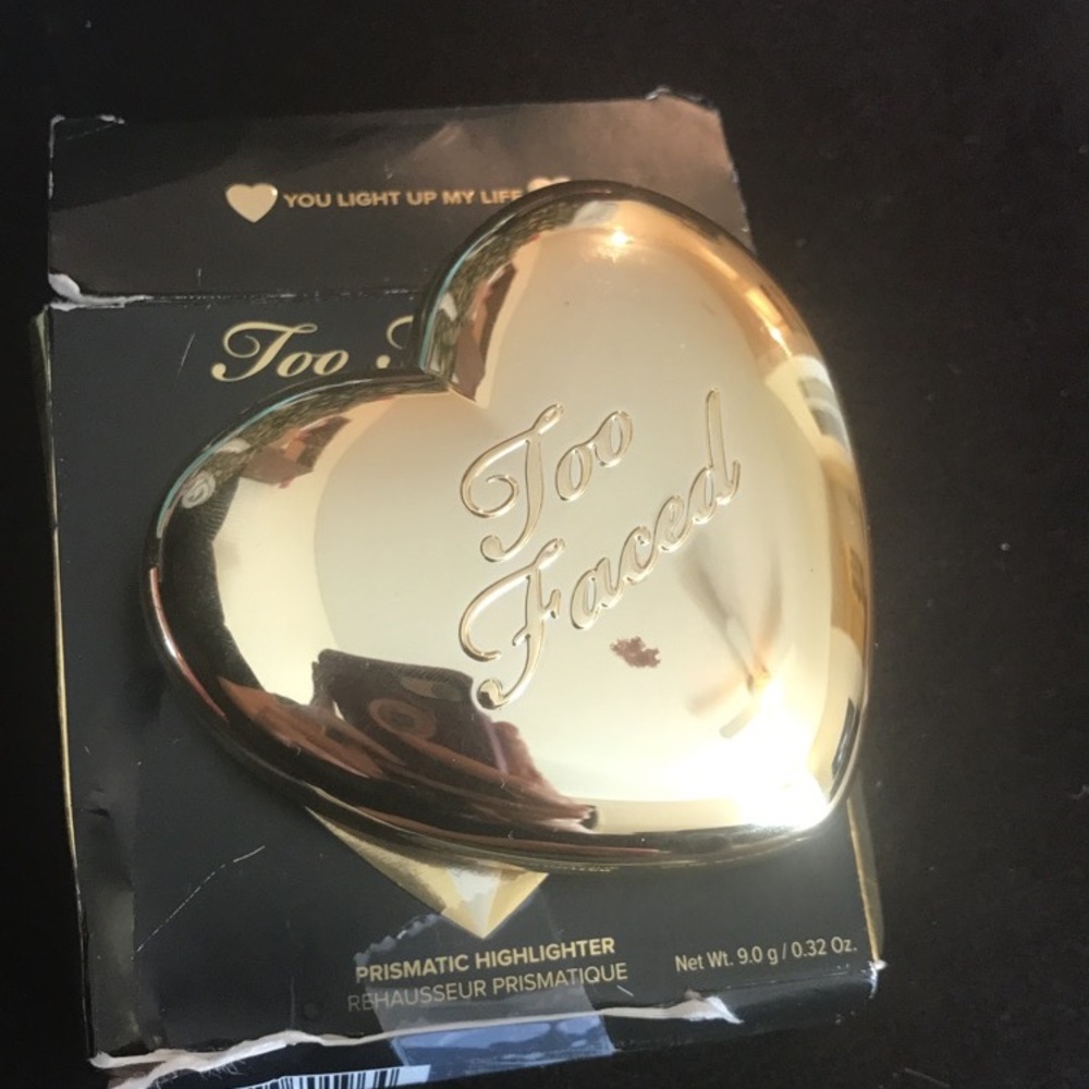 Too Faced Love Light Prismatic Highlighter